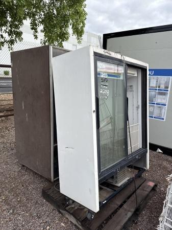 TRUE FRIDGE & VENDING MACHINE