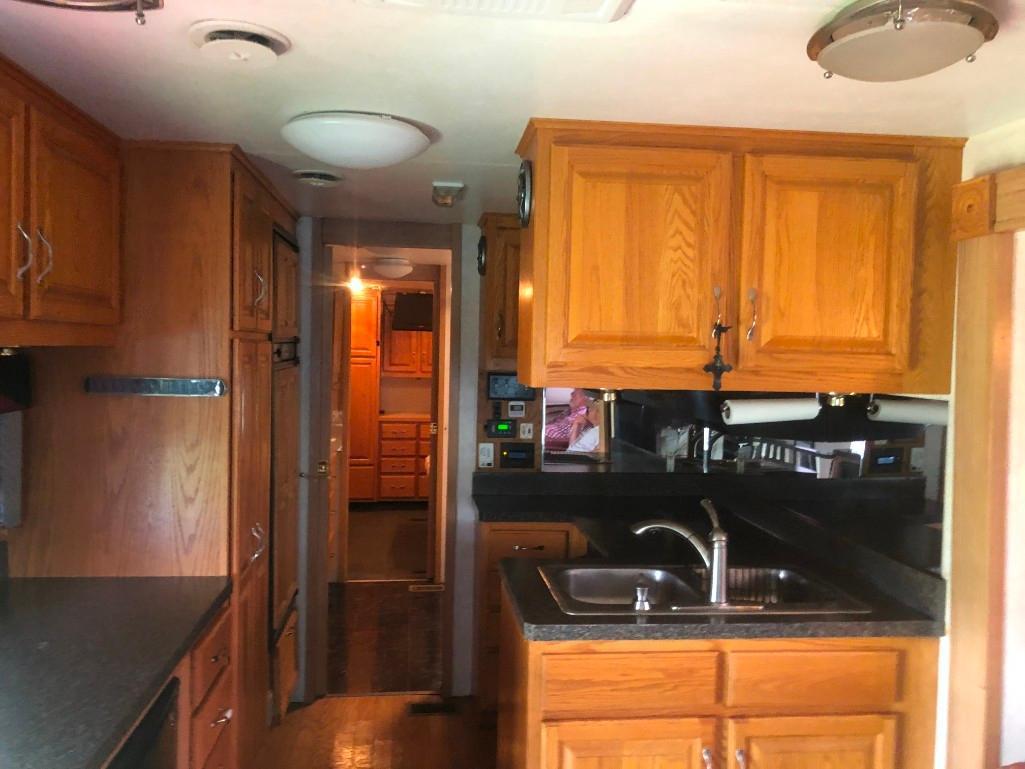 2001 KINGSLEY COACH W/PETERBILT TRACTOR