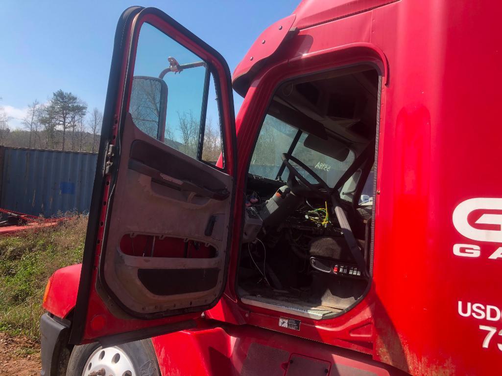 **INOP** 2007 FREIGHTLINER ROAD TRACTOR W/ SLEEPER