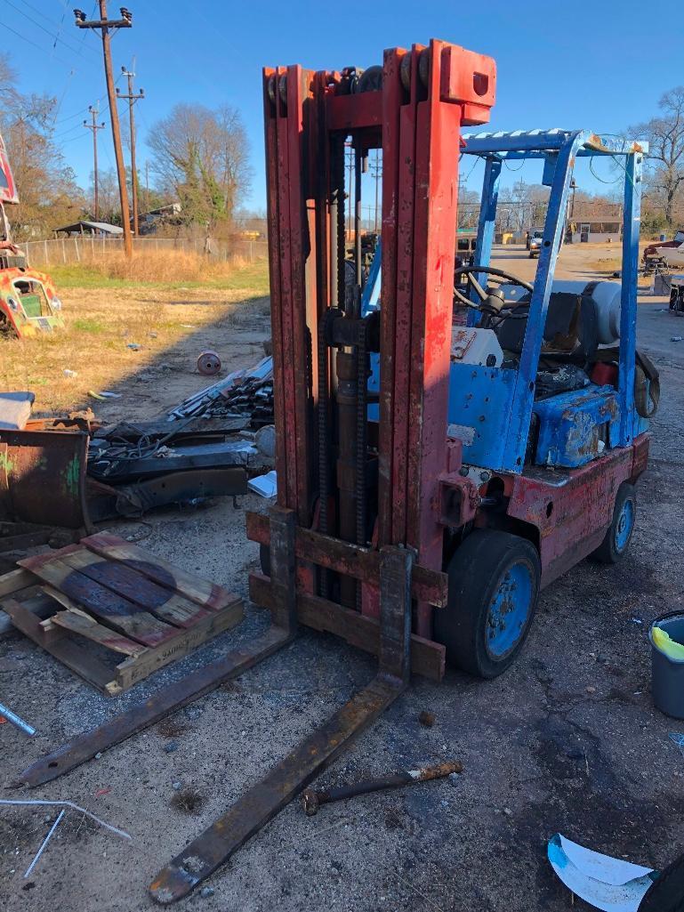 NISSAN 4000LB FORKLIFT