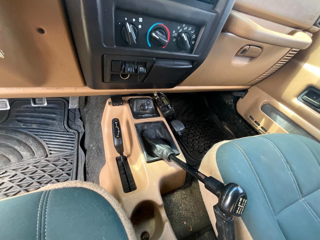 2000 JEEP WRANGLER (5SPD, 4WD, CB RADIO, SOFT