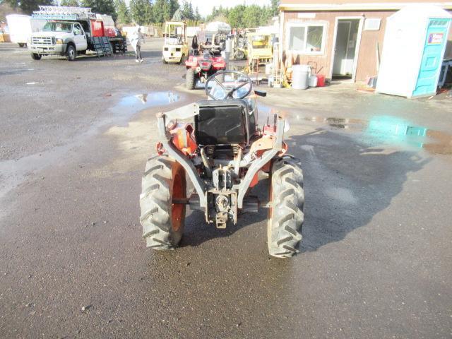 KUBOTA B7300 4X4 TRACTOR