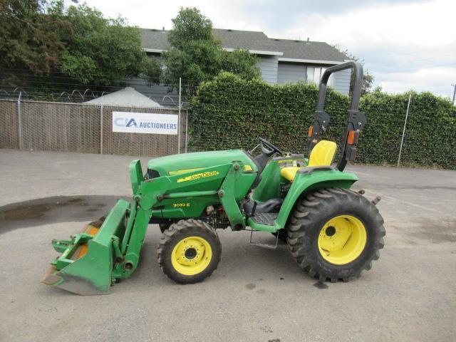 JOHN DEERE 3032E 4X4 TRACTOR