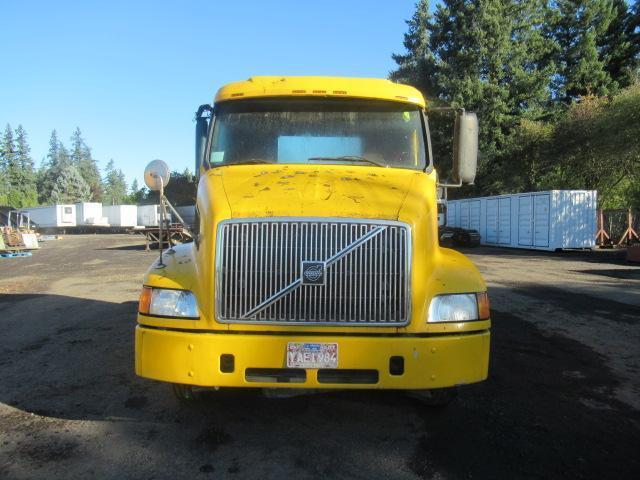 2000 VOLVO DAY CAB TRACTOR