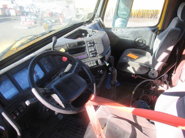 2000 VOLVO DAY CAB TRACTOR