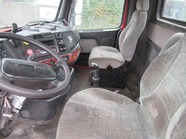 2002 VOLVO TANDEM AXLE DAY CAB