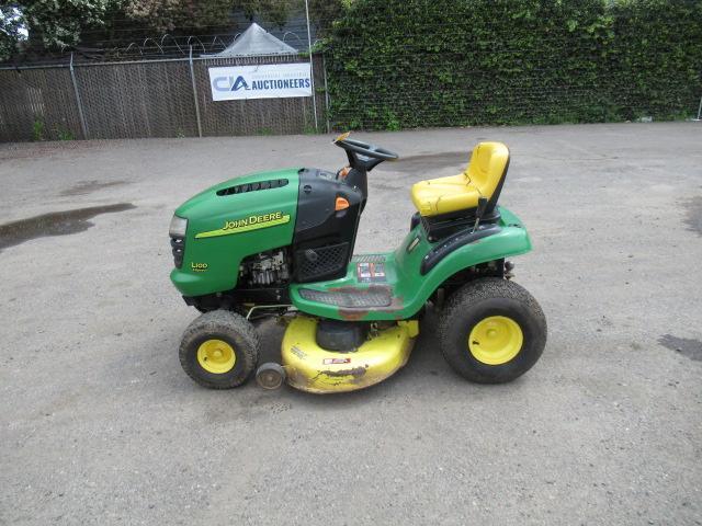 JOHN DEERE L100 5-SPEED RIDE-ON MOWER W/ TRAILER HITCH