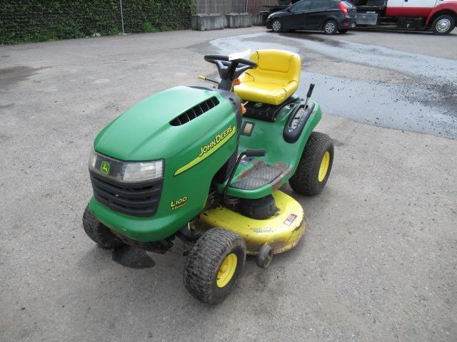 JOHN DEERE L100 5-SPEED RIDE-ON MOWER W/ TRAILER HITCH