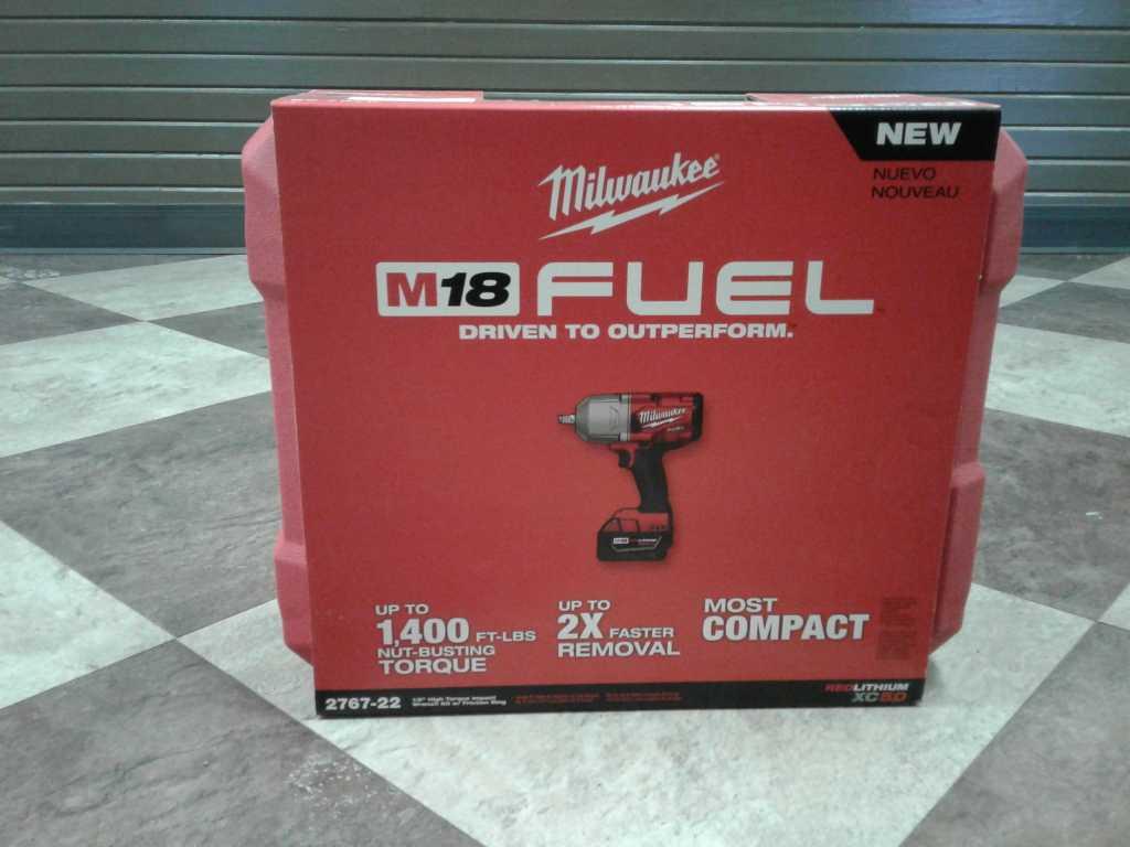 Milwaukee M18 High Torque 1/2" Impact Wrench Kit