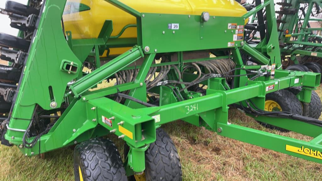 John Deere 1990 40' Pull Type Air Drill