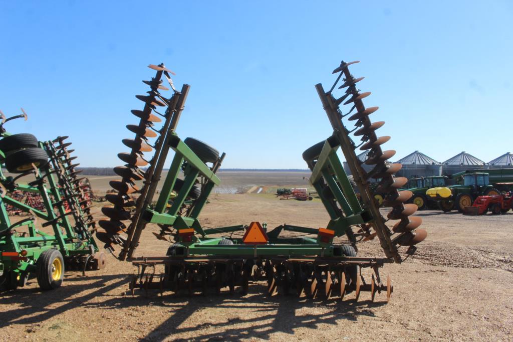 John Deere 637 29' Pull Type Hyd Folding Disk