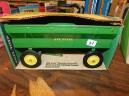 ERTL JOHN DEERE WAGON 1/16 W/ BOX