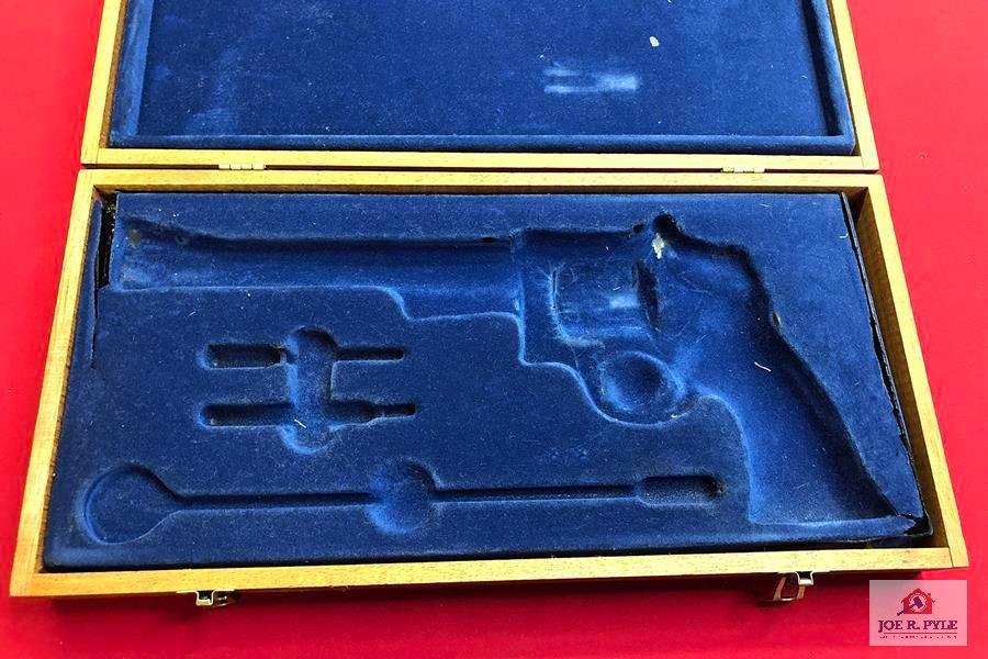 Smith and Wesson Presentation Case with blue liner 16" x 7 3/4"