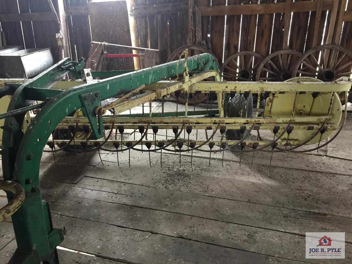 John Deere 660 pull type side delivery hay rake