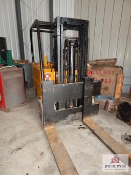Yale gas-powered forklift Serial #560088, 2838 hours