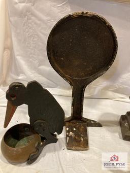 5 cast iron doorstops : Texaco, Gen McArthur, Dog, blacksmith, squirrel, bird