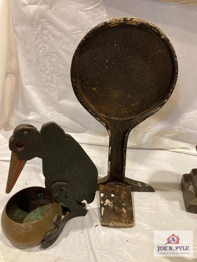 5 cast iron doorstops : Texaco, Gen McArthur, Dog, blacksmith, squirrel, bird