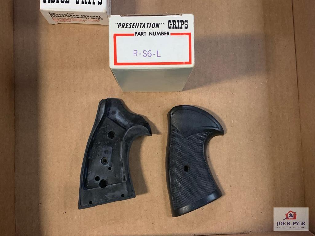 [724] Four sets of Pachmayr grips
