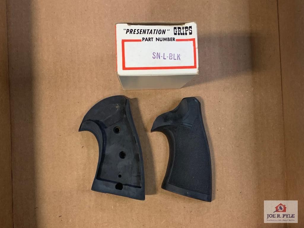 [724] Four sets of Pachmayr grips