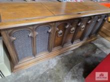 Console hi fi stereo with turntable