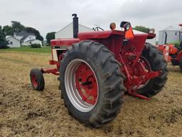IH 686 Tractor