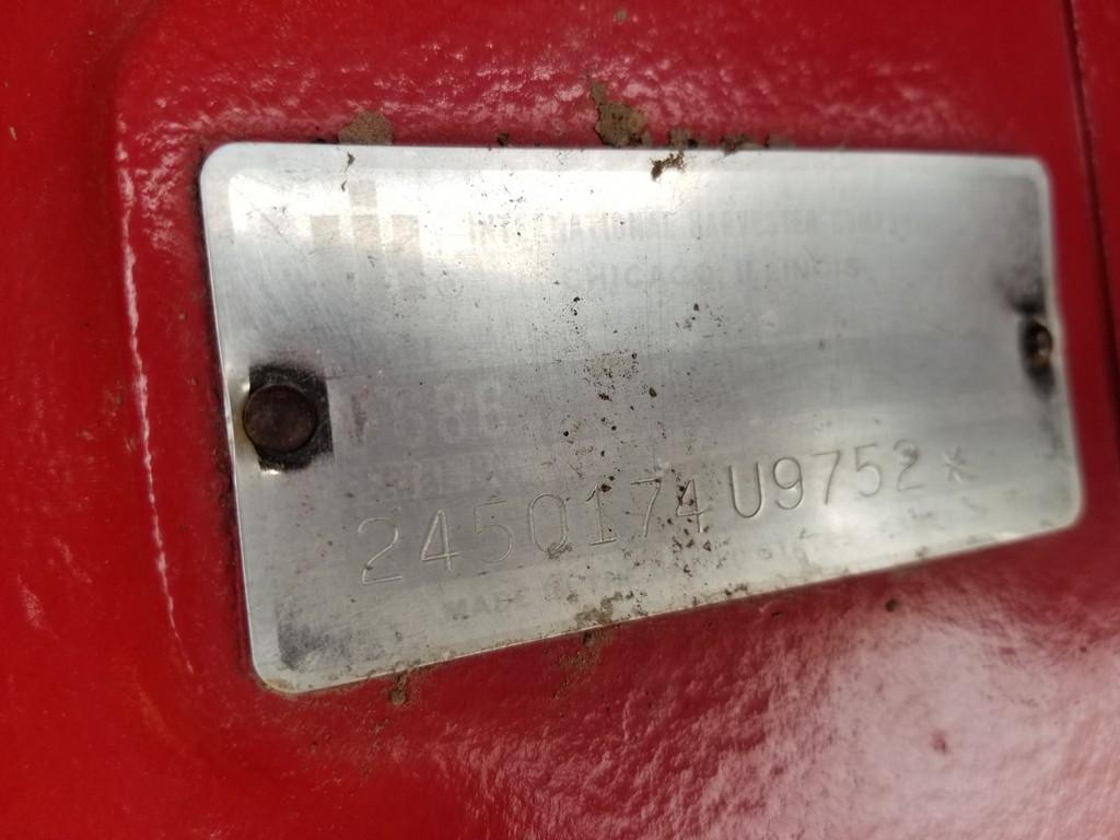 IH 686 Tractor