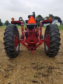 IH 686 Tractor