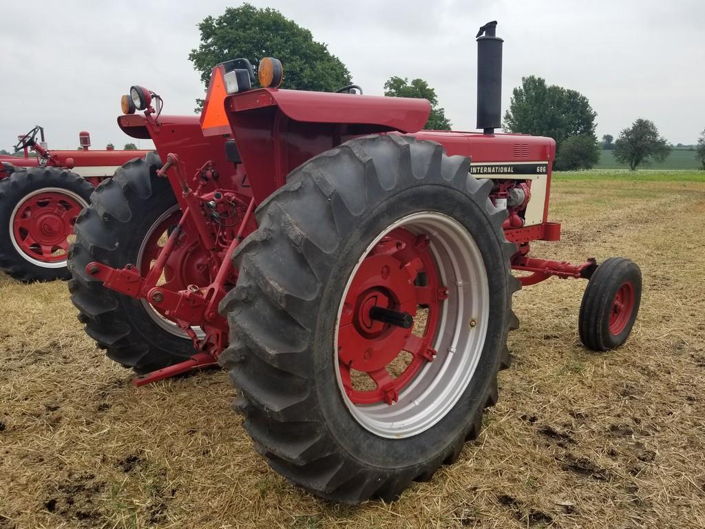 IH 686 Tractor