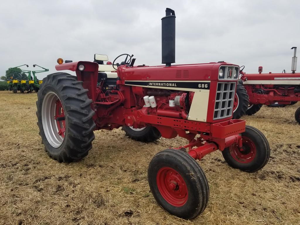 IH 686 Tractor
