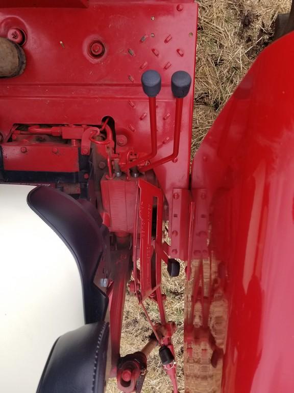 IH 686 Tractor