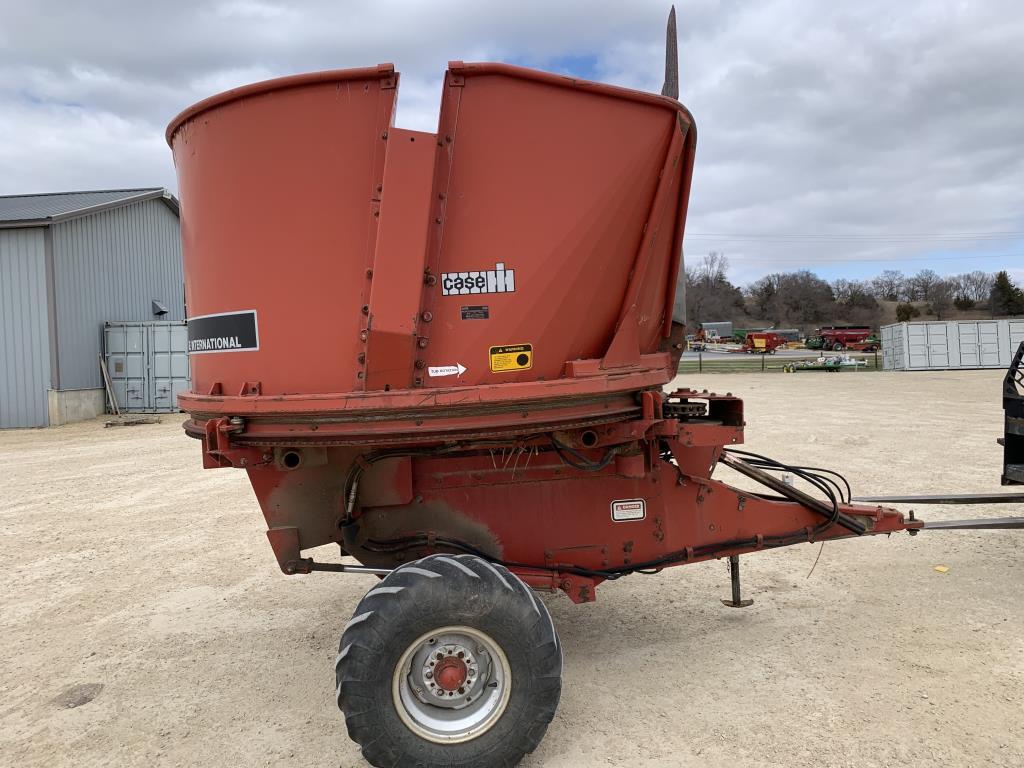 Case IH 8610 Tub Grinder