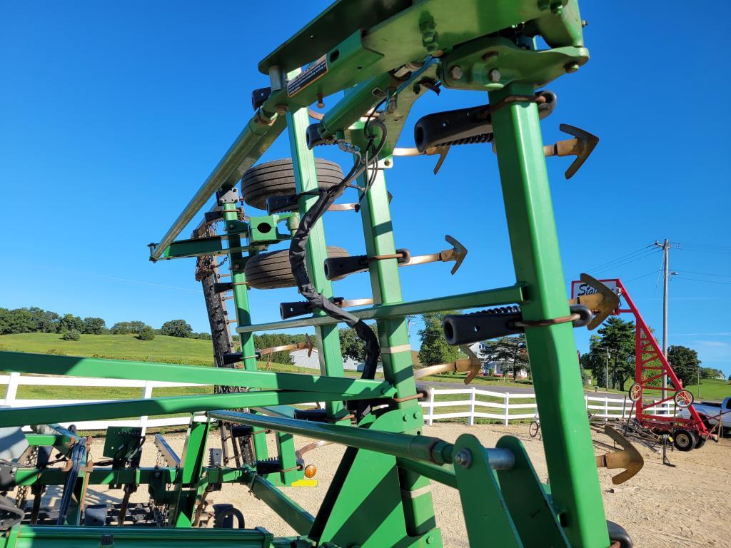 John Deere 2210 Field Cultivator