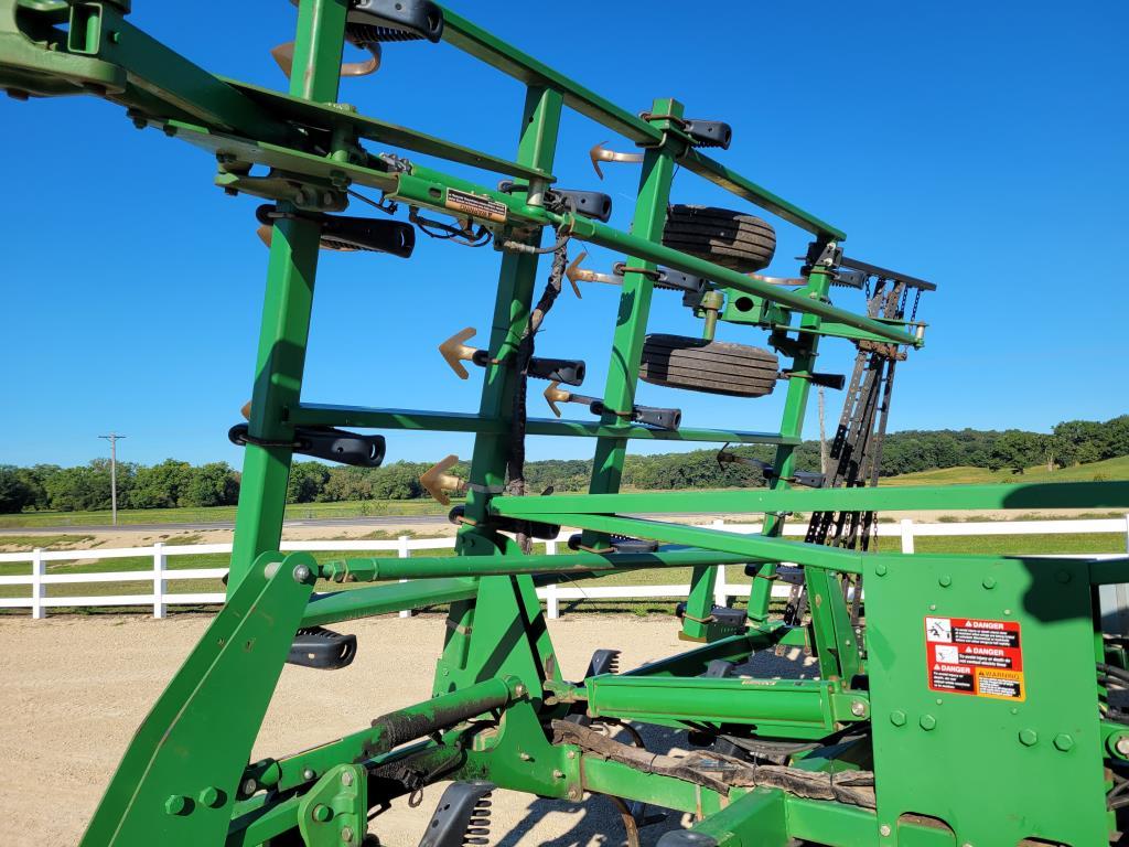John Deere 2210 Field Cultivator