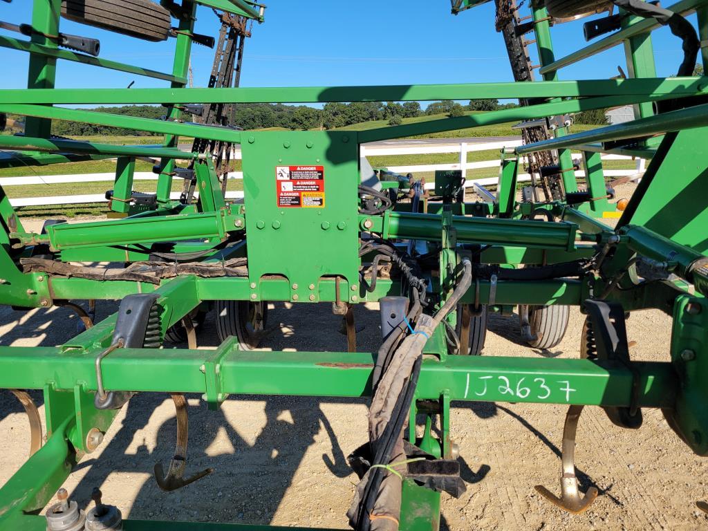 John Deere 2210 Field Cultivator