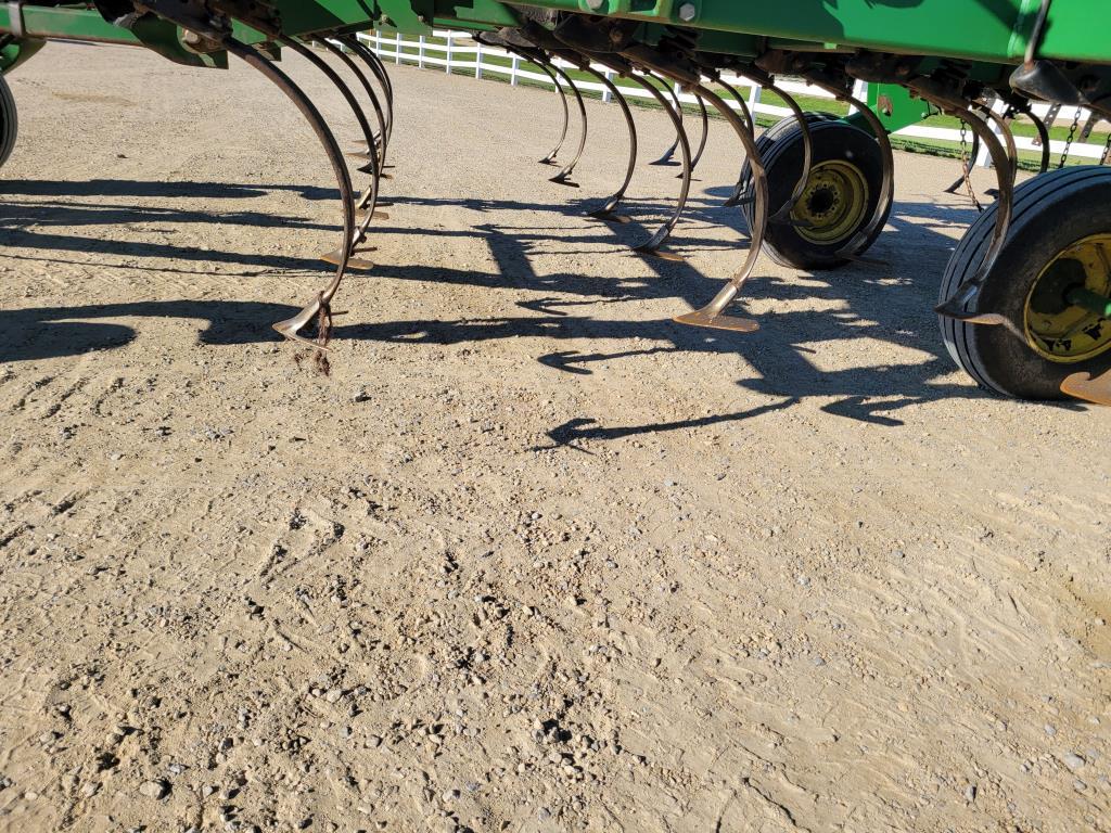 John Deere 2210 Field Cultivator