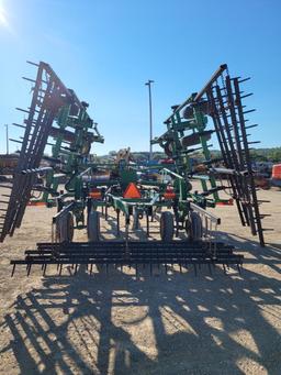 John Deere 2210 Field Cultivator