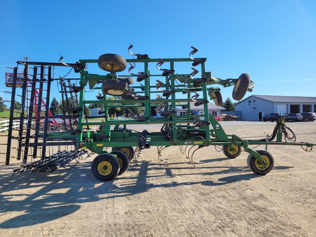 John Deere 2210 Field Cultivator