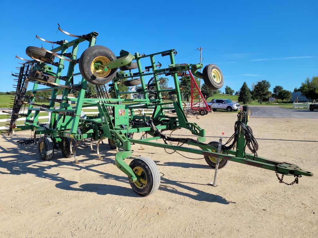 John Deere 2210 Field Cultivator