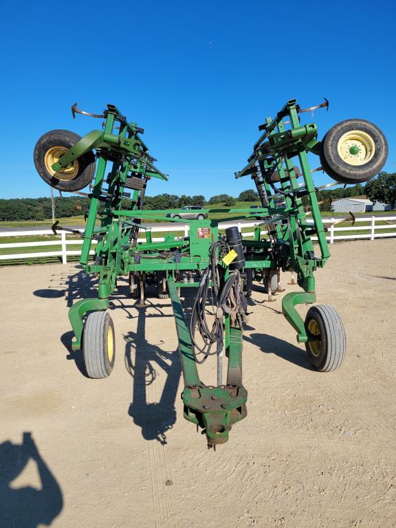 John Deere 2210 Field Cultivator