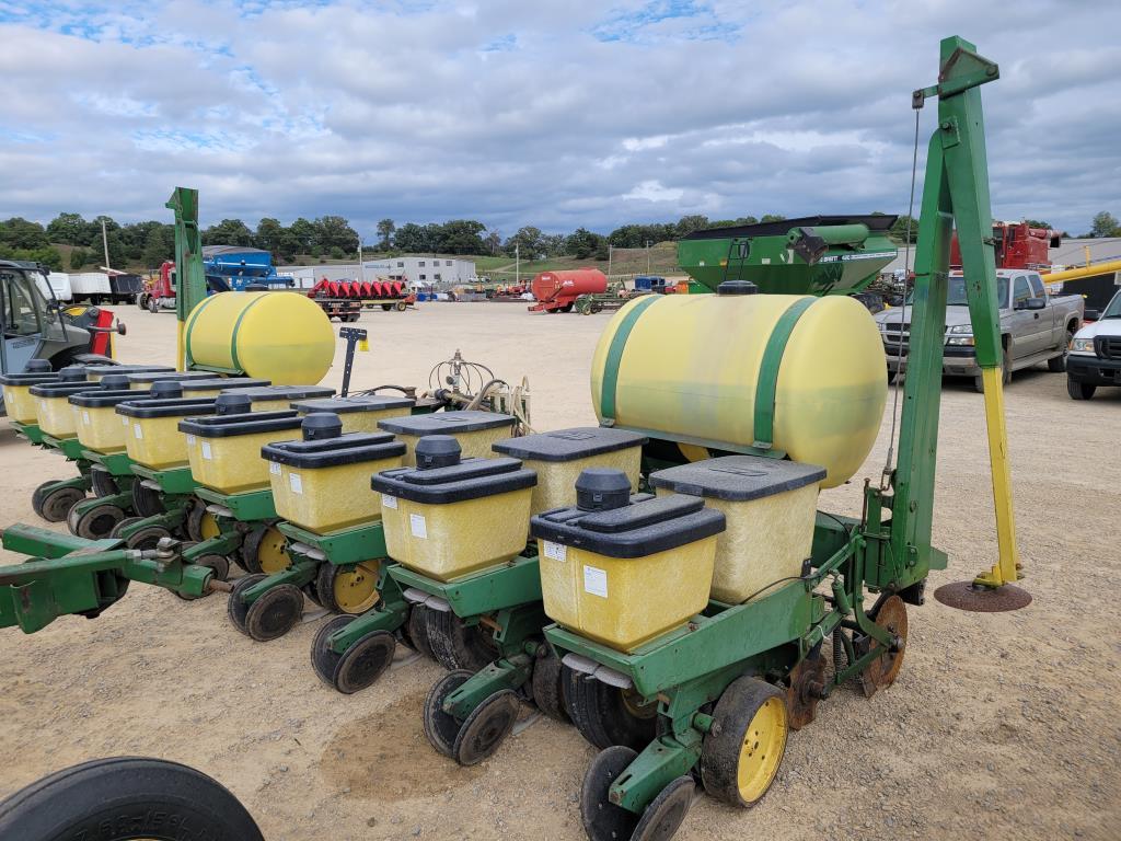 John Deere 7000 8R Planter