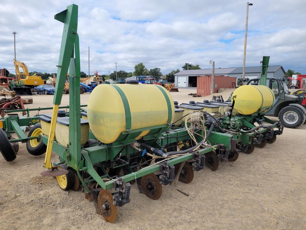 John Deere 7000 8R Planter
