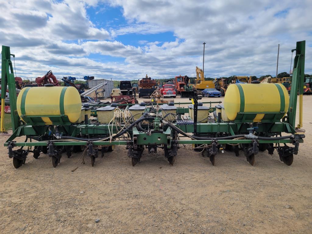 John Deere 7000 8R Planter
