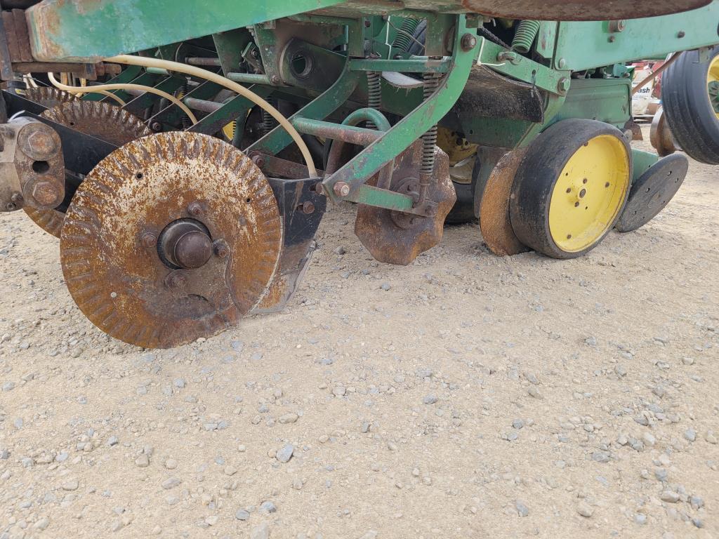 John Deere 7000 8R Planter