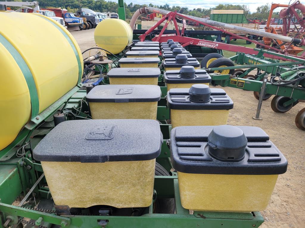 John Deere 7000 8R Planter