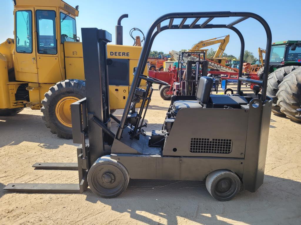 Tow Motor Fork Lift