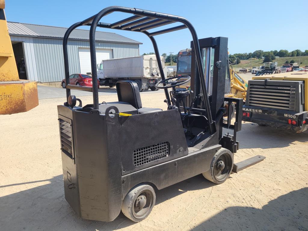 Tow Motor Fork Lift