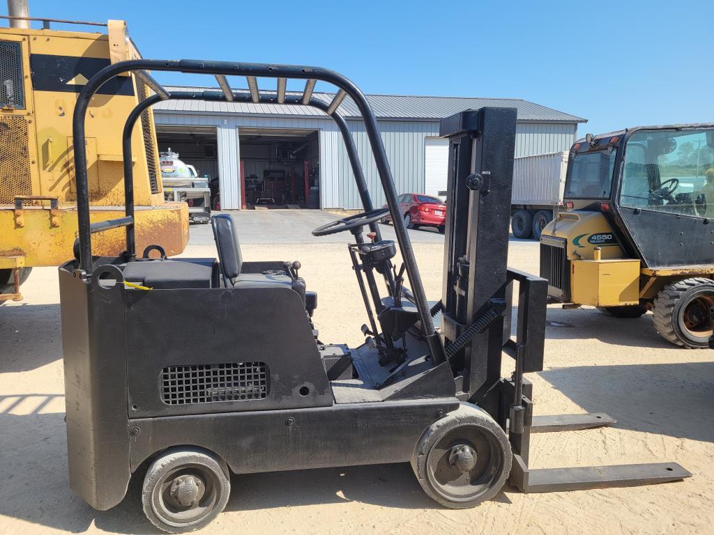 Tow Motor Fork Lift