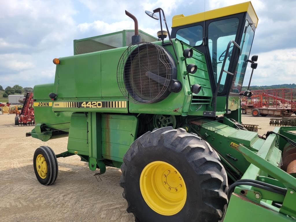 John Deere 4420 Combine & Head