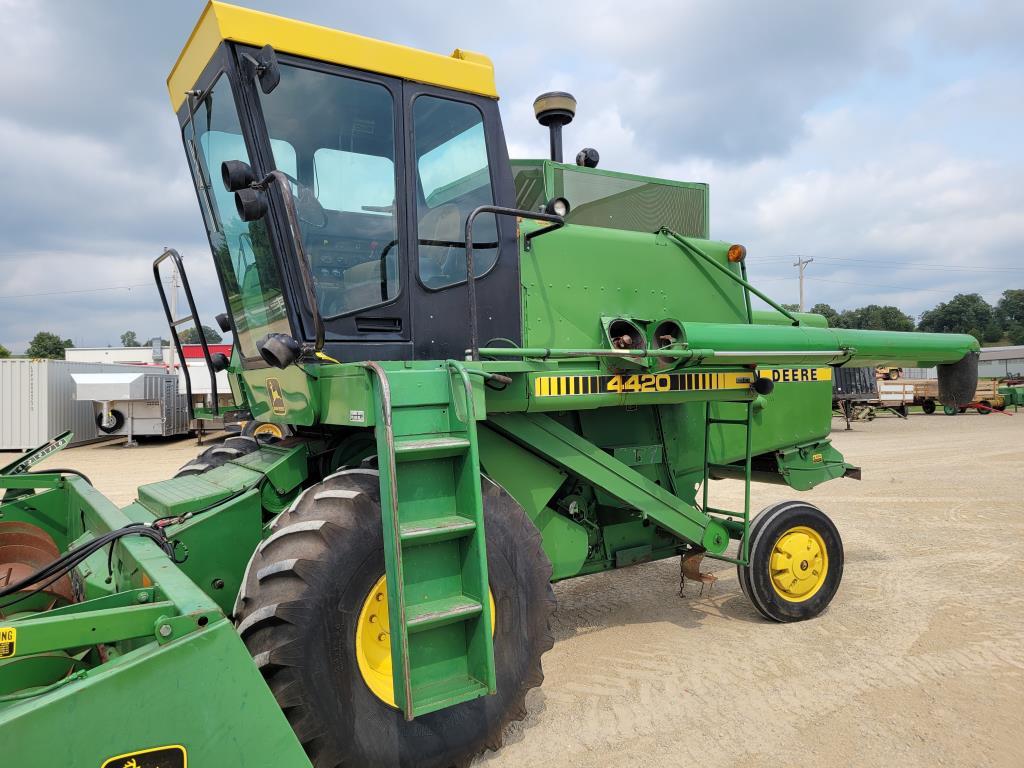 John Deere 4420 Combine & Head