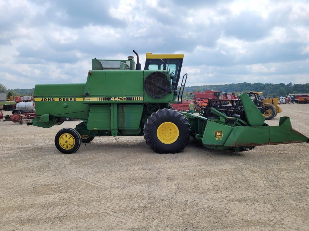 John Deere 4420 Combine & Head
